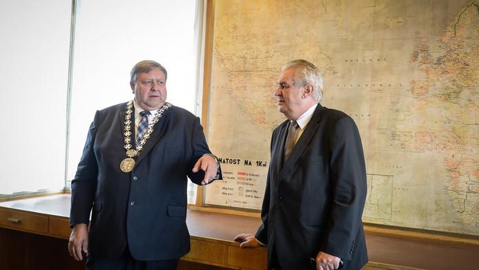 Setkání těžkých vah: Zeman byl vedle hejtmana Mišáka za střízlíka