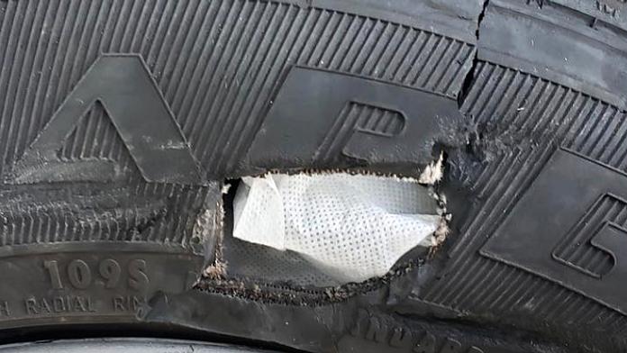 Muž chtěl opravit pneumatiky náplastí a gázou z lékárničky! Je ve vězení