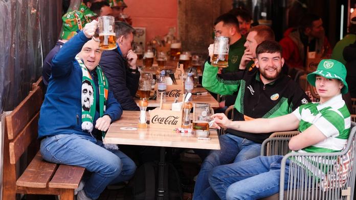 Irská párty v Praze: Fanoušci přerušili svatbu, v barech tráví hodiny