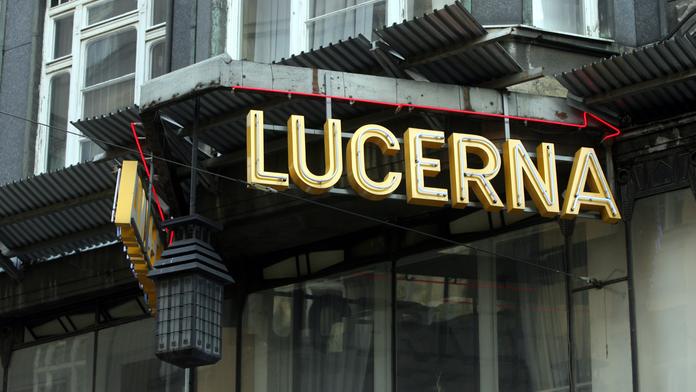 Soud rozhodl: Havlova švagrová má nárok na celý palác Lucerna