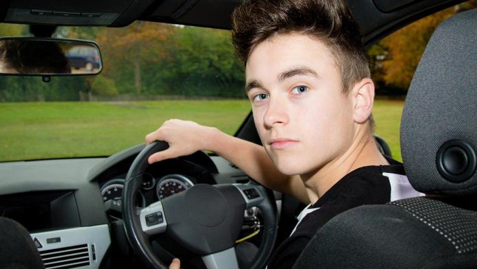 Hoch (13) ujížděl před policejní hlídkou, zastavila ho až nehoda!