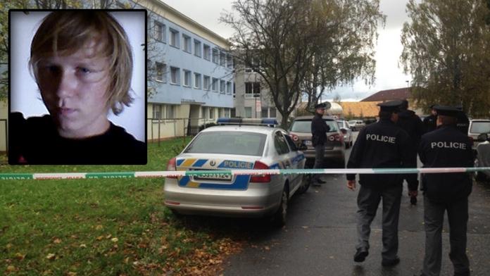 Masakr ve škole: Žena pobodala studentky, jejich spolužáka zabila