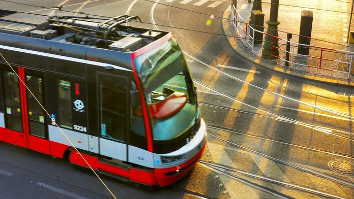Agresor v tramvaji napadl ženu. Vyhodil ji a vláčel po zemi za vlasy
