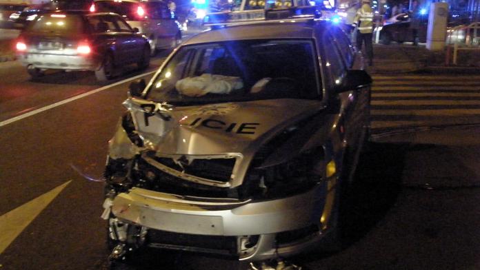 Policejní auto smetlo v Praze felicii. Z obou aut zbyl šrot. FOTO