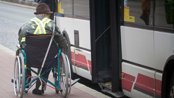Vláda zapomněla u slev na jízdné na invalidy. Dosud platí plnou cenu