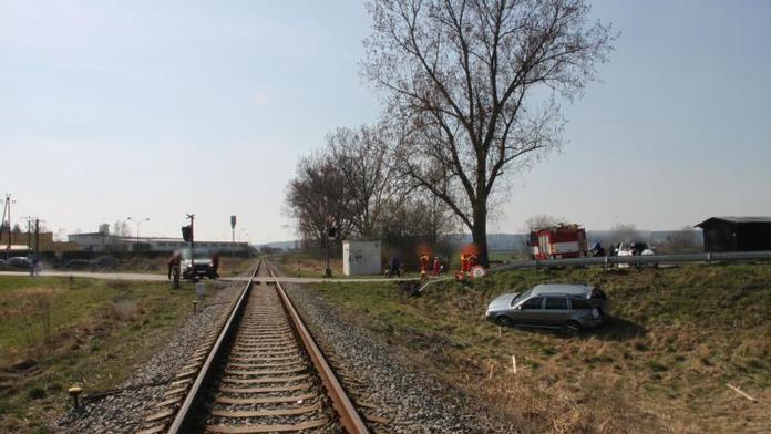 Srážka osobáku a vlaku! V autě seděla matka s dcerou