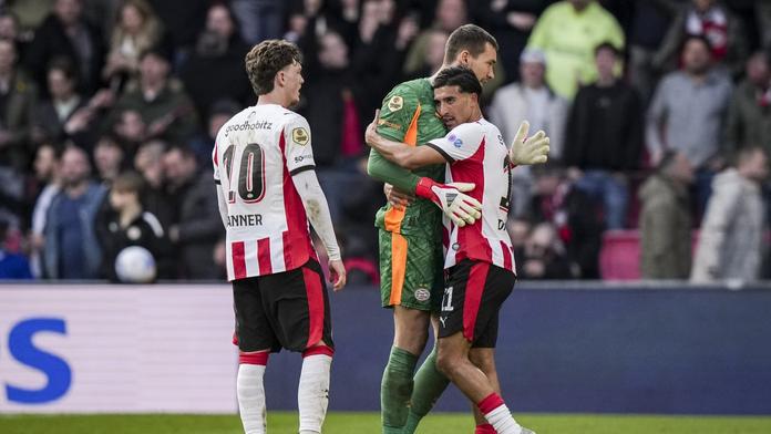 Matěj Kovář slaví se spoluhráči z PSV