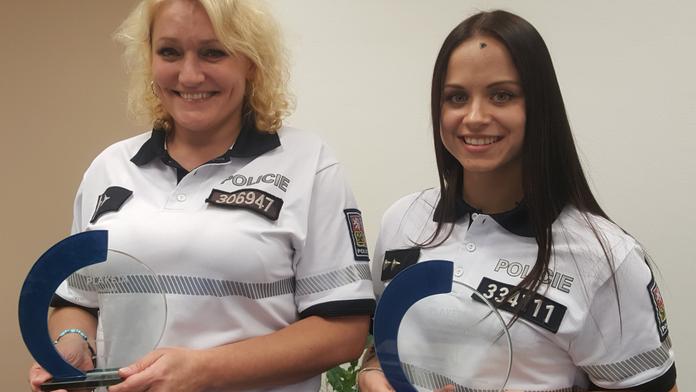 Žena zkolabovala a nemohla dýchat, život jí zachránily policistky hrdinky