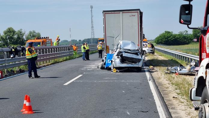 Rodiče i bráška jí zemřeli cestou na Jadran. Lidé se snaží holčičce pomoci