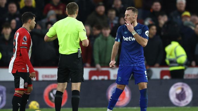 West Ham remizoval na půdě posledního. I kvůli červené kartě Coufala