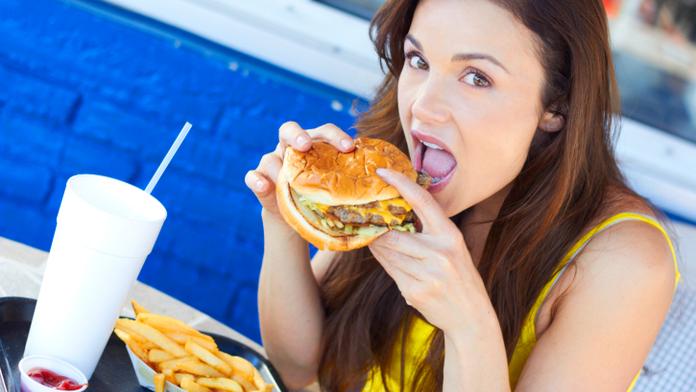 VÍTE, CO JÍTE? Ve fastfoodech nahrazují přísady celulózou