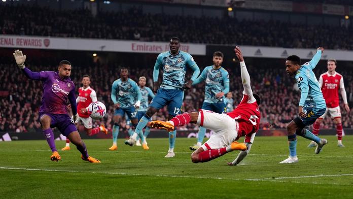 Arsenal dotáhl dvougólové manko v závěru. V souboji o titul ale opět ztratil