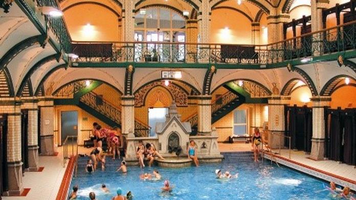 Přistihla je kamera: Běženci hromadně masturbovali v lázních!