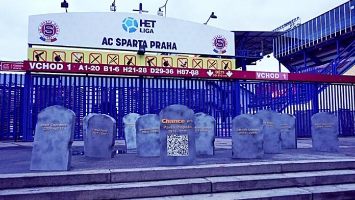 Provokace na Letné? Hapalovi u brány Sparty postavili pomník!
