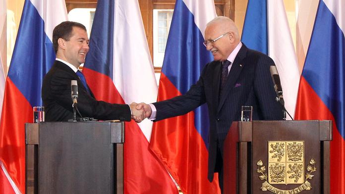 Medveděv zažertoval s Klausem, podepsal smlouvy a odletěl domů