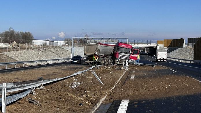 Nehoda kamionu zablokovala dálnici D3. Tah policie uzavřela v obou směrech