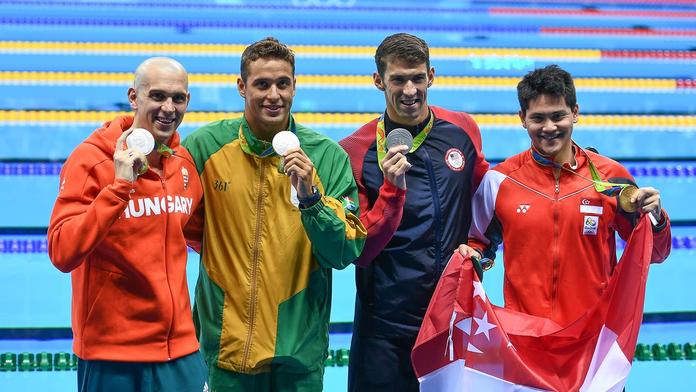 Phelpse zdolal borec ze Singapuru! Tři plavci se dělí o stříbro