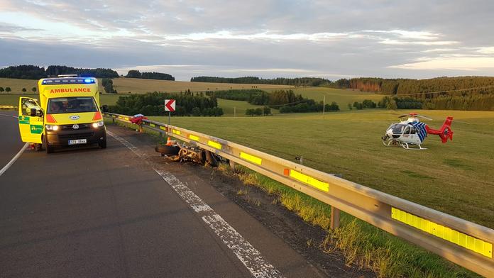 Motorkář (27) dostal smyk, narazil do svodidel a zemřel