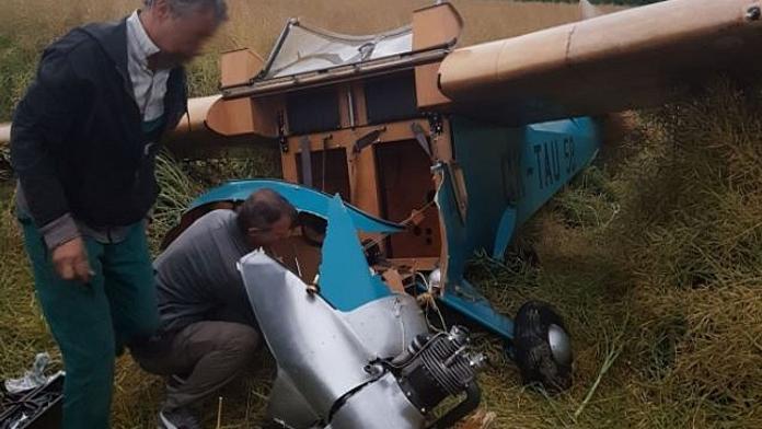 Unikátní dřevěný letoun veterán skončil po selhání motoru v poli