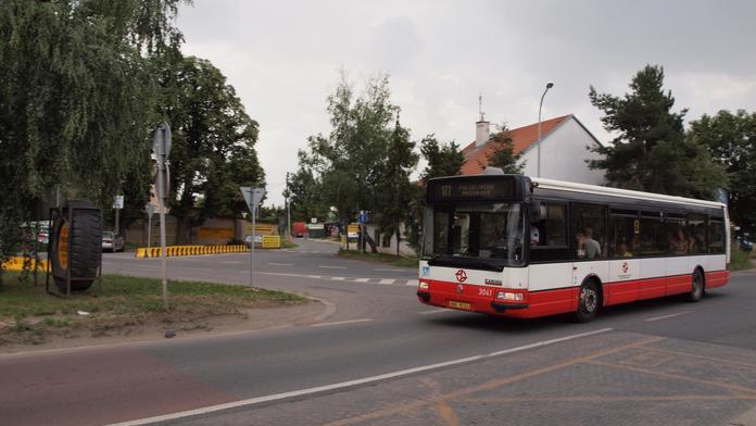 Autobus bez řidiče se řítil ulicemi, skončil v obchodu!