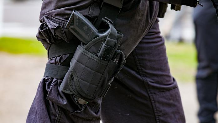 Policistka si spletla paralyzér se zbraní a zastřelila černocha. Je vinna, rozhodl soud