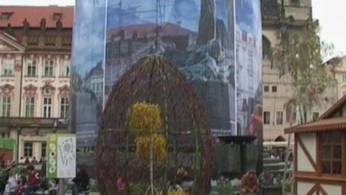 V útrobách Husova sousoší natáčela kamera
