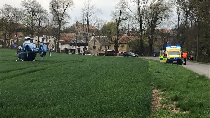 Motorkář po nehodě skončil v potoce, musel pro něj letět vrtulník