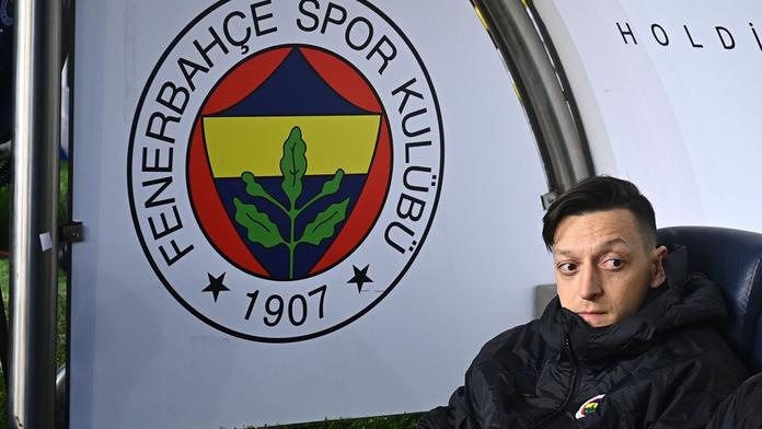 Fenerbahce vyhodilo Mesuta Özila, ten si rychle našel nový klub