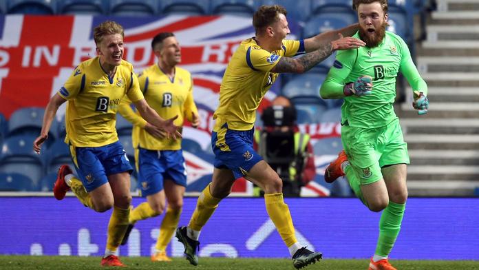 Brankář hrdinou utkání: Zařídil gól, vychytal penalty a vyřadil Rangers