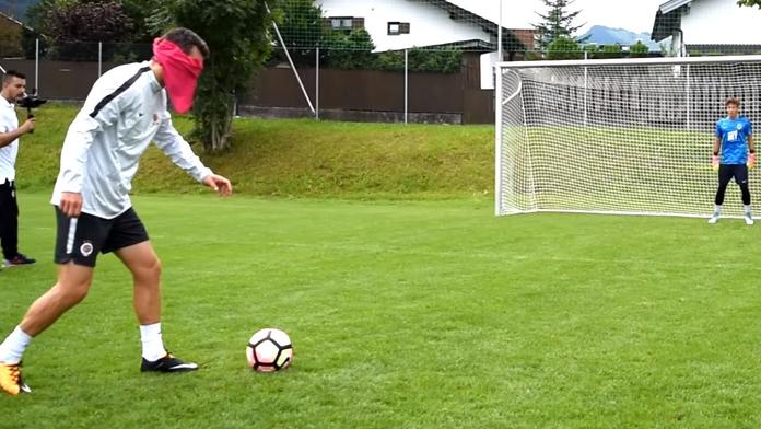 Penalty poslepu? Lafata si zavázal oči a pak se všichni divili!