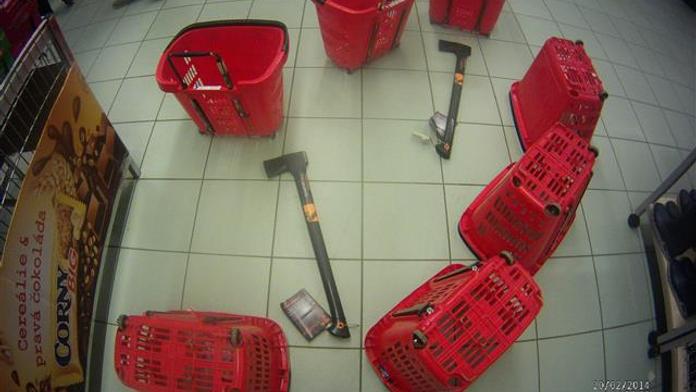 Muž běhal po supermarketu v Brně se sekerami v rukou! Dvě letěly na strážníky!