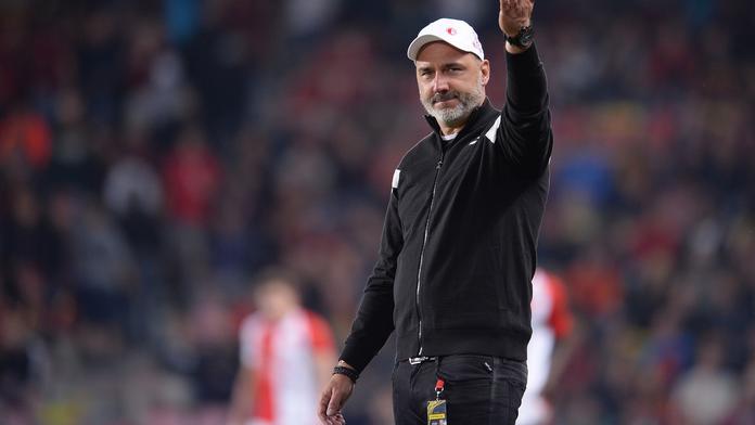 Krásné gesto! Trenér Slavie poslal čtvrt milionu korun na pejsky