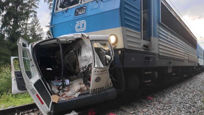 Vlak na Rychnovsku vláčel dodávku 300 metrů. Dvě ženy zemřely
