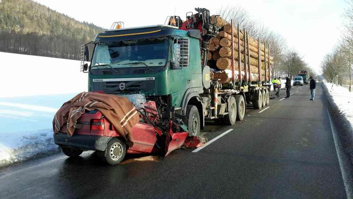 Řidiče trápí počasí! Při nehodě na Šumpersku zemřel člověk