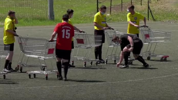 Jsou na nákupu? Ne, hrají fotbal! Takhle se dá hrát v době koronavirové