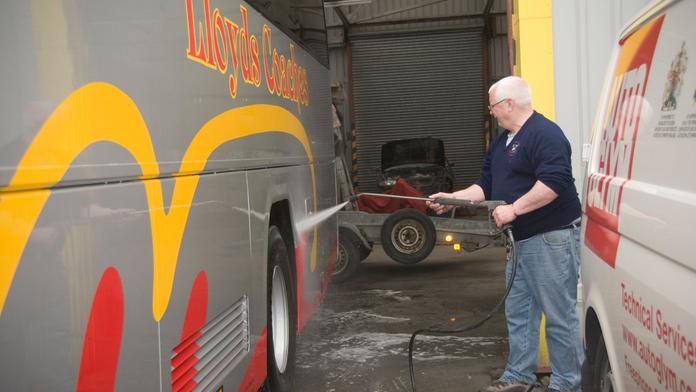 Uklizeč našel v autobusu obálku s osmi miliony. Tohle s penězi udělal