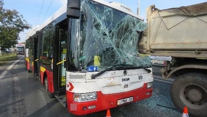 Dvě nehody za tři dny. Řidič zničil trolejbus, v práci dal výpověď