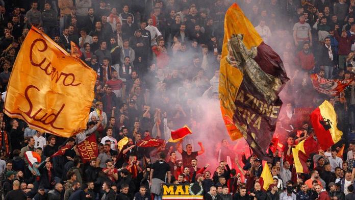 Před LM policie zatýkala! Ozbrojení Římané napadli fandy Chelsea