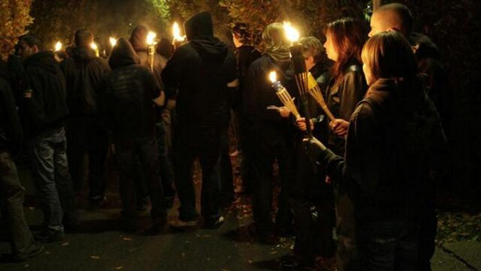 Ostře sledovaný pochod v Rakovníku skončil, policisté se honili s radikály