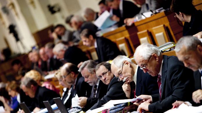 Nedotknutelnost politiků zůstává! Senátoři doživotní imunitu nezrušili