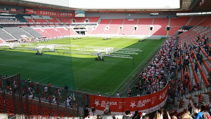 Slavia rozběhala Eden. Do útrob stadionu vyrazil s fanoušky i kapitán Holeš