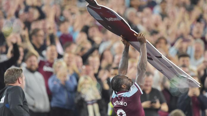 Michail Antonio zvedá vlastní podobiznu