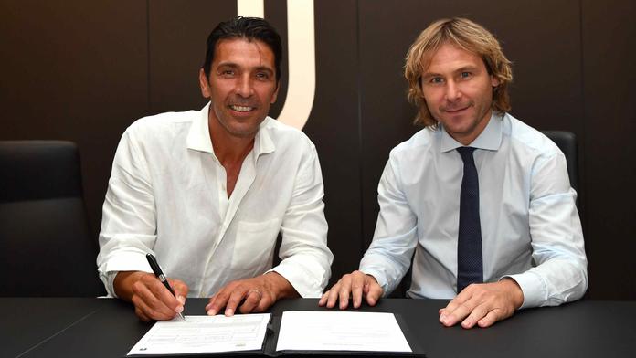 Příběh pokračuje: Buffon si plácl s Nedvědem a vrací se do Juve!