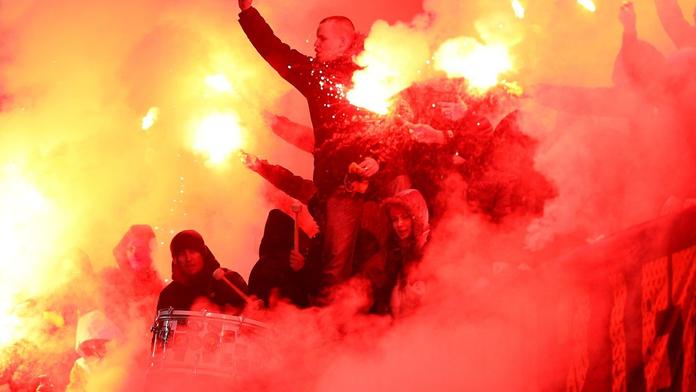 Jak na fotbalové chuligány? V Polsku je zavřeli do klece