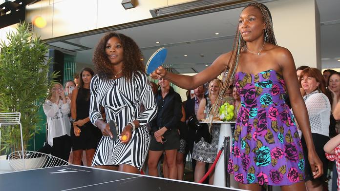 Serena a Venus válí i s raketami na pingpong. A navíc v šatech!