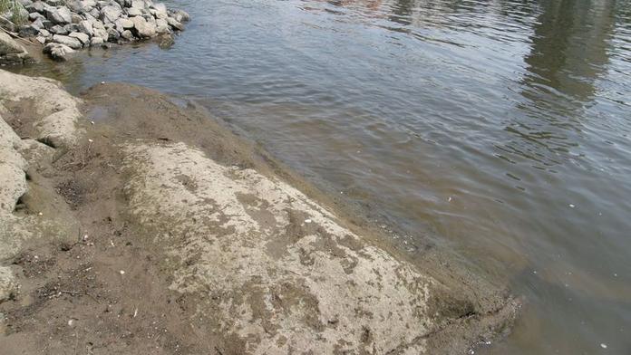Hladina Labe klesá, v Děčíně se objevil hladový kámen