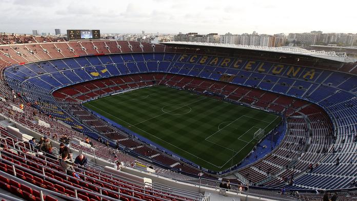 Barcelona prodává svůj trávník v suvenýrech. Kus vyjde až na 10 tisíc