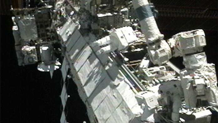 Astronauti z ISS začali opravovat chladicí systém