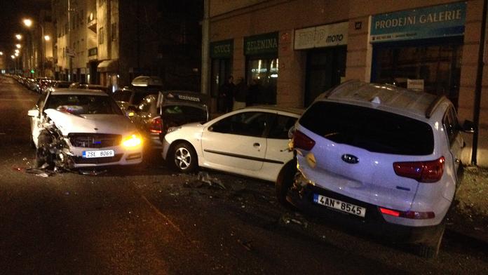 Namol opilý řidič zrušil 4 auta, na útěku ho zadržel policista v civilu