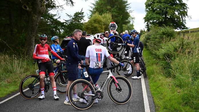 Ekologičtí aktivisté přerušili závod na cyklistickém MS. Nejelo se skoro hodinu